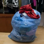 W jakie worki wygodnie pakować i przewozić ubrania?